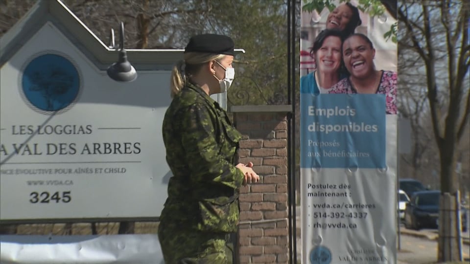 Une militaire à l'extérieur d'un CHSLD de Laval.