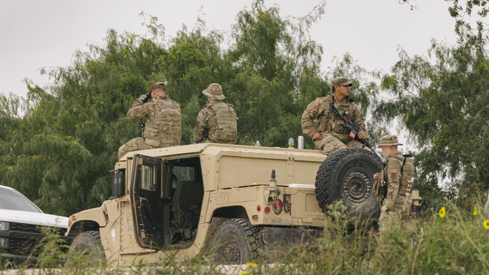 US soldiers are monitoring the movement of migrants along the Mexican border.