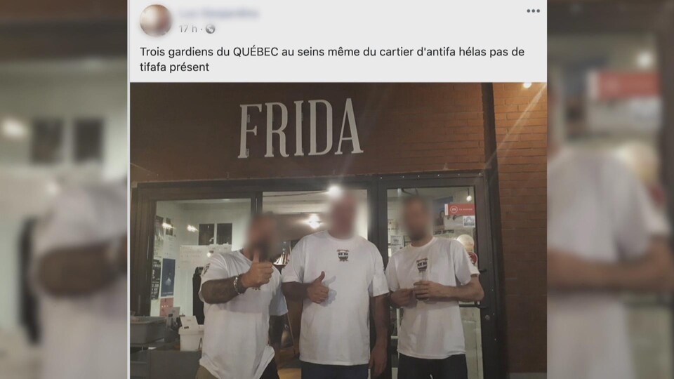 Les trois hommes devant le Café Frida.