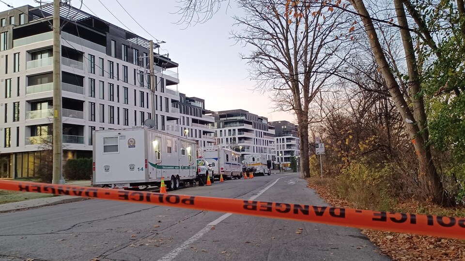 Un ruban de signalisation policière a été installé devant le poste de commandement. 