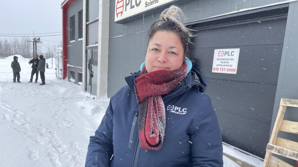 Mindie Fournier pose devant une entreprise à Senneterre.