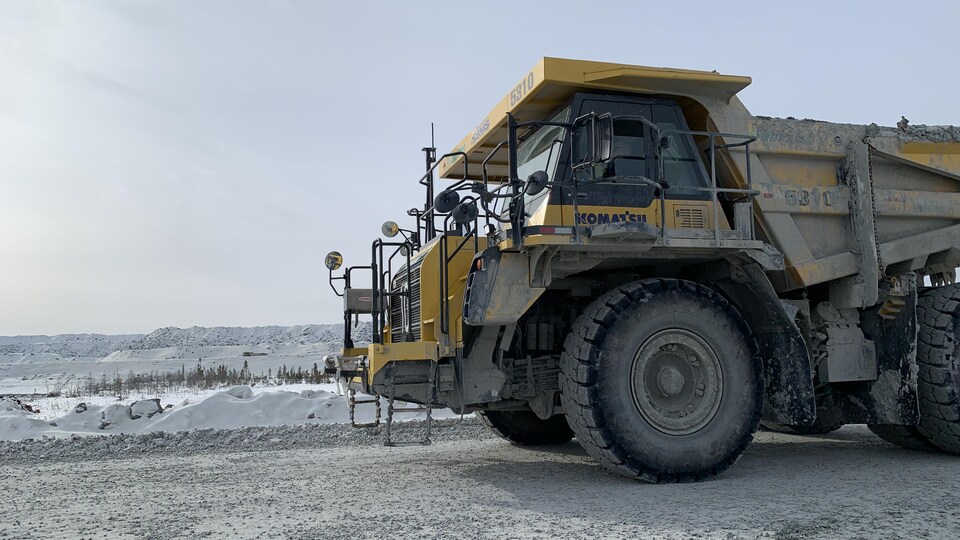 Un camion de 240 tonnes dans la fosse de la mine Canadian Malartic.