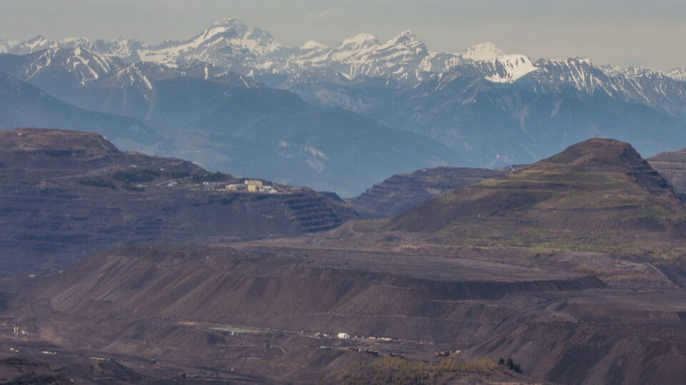 Une mine à ciel ouvert devant les Rocheuses albertaines.