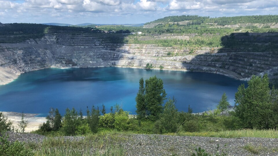 Un trou d'eau béant causé par l'être humain.