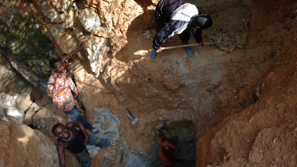 Des Congolais dans une mine.