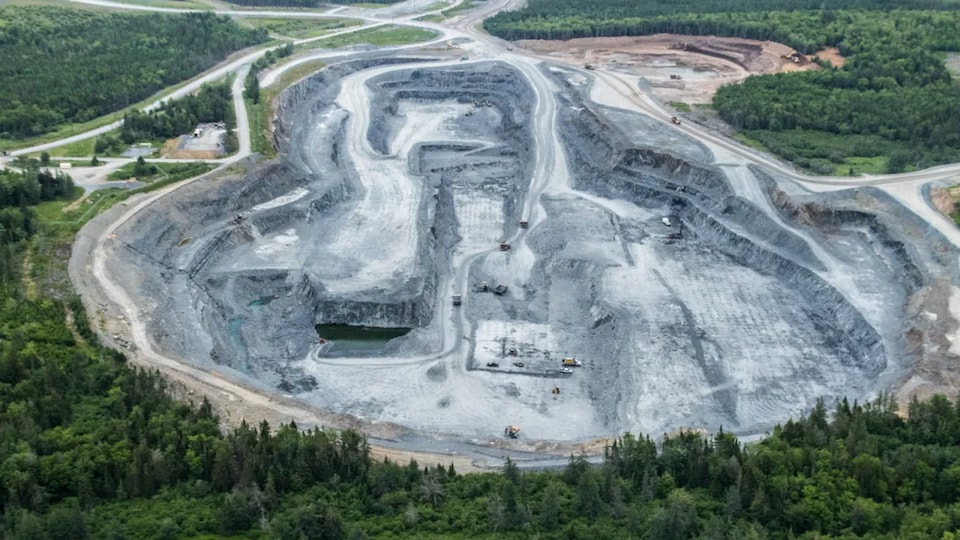 Une vue des airs de la mine d'or à ciel ouvert de Touquoy à Moose River en N.-É.