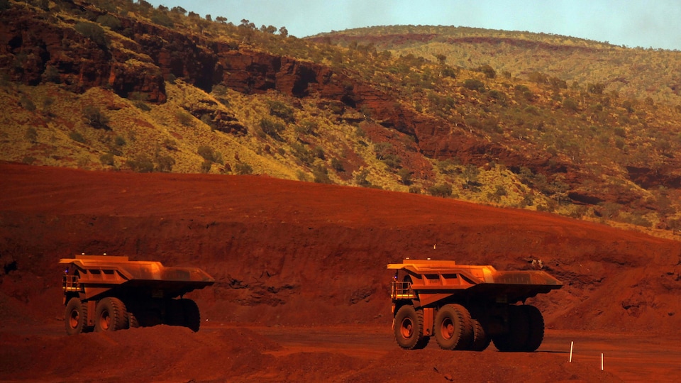 Des camions dans la mine de fer en Australie occidentale