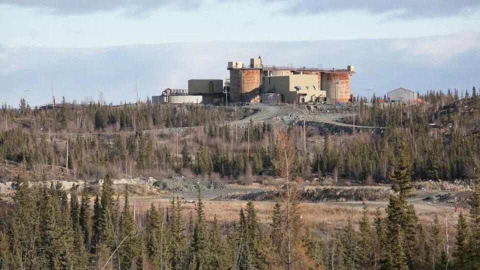 Une mine abandonnée entouré d'un boisé.