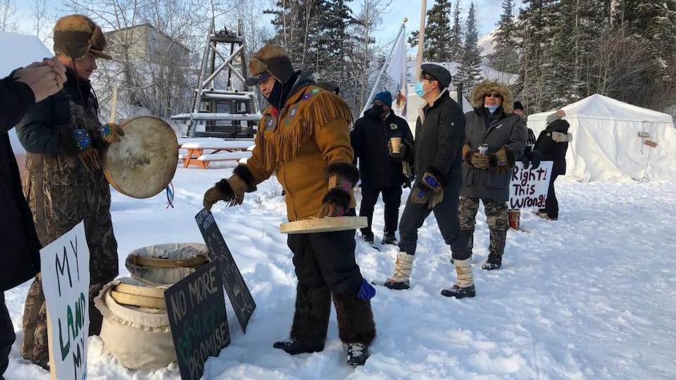 Des membres de la Première Nation des Dénés Yellowknives près du site de la mine Giant.