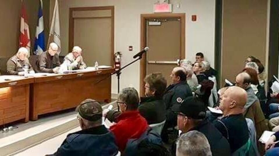 Des citoyens lors du conseil municipal mardi.