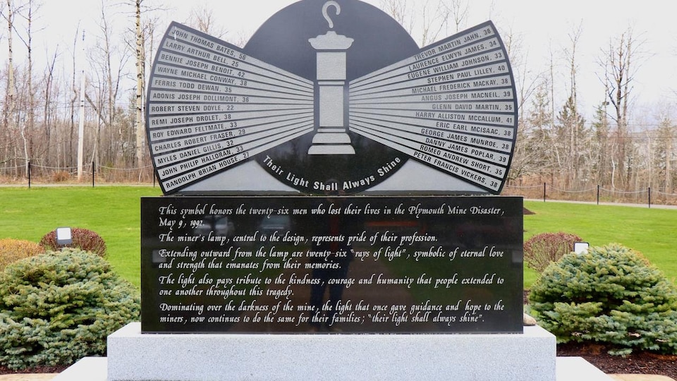 Un monument commémoratif aux morts de l'explosion à la mine Westray.