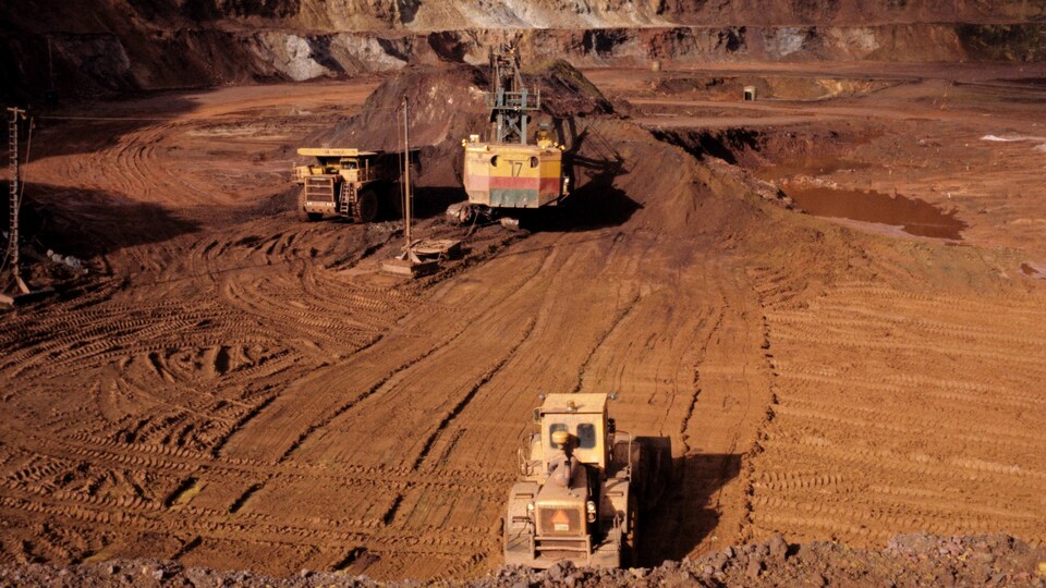 Véhicules lourds sur le site la mine de l'Iron Ore à Schefferville.