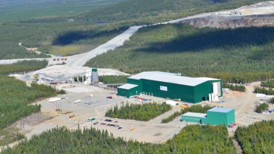Vue de haut des installations de la mine, entourée par la forêt.