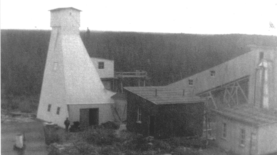 Une vieille photo montre le site d'une ancienne mine.