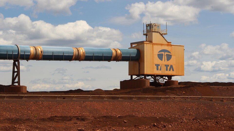 Le logo de Tata Steel sur une installation dans la mine.