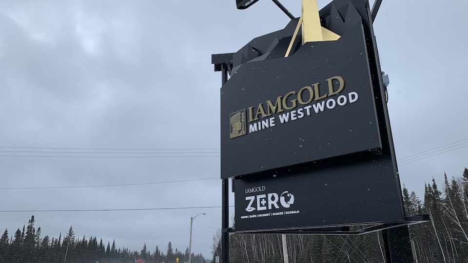 Le panneau de la mine est installé près d'une route.