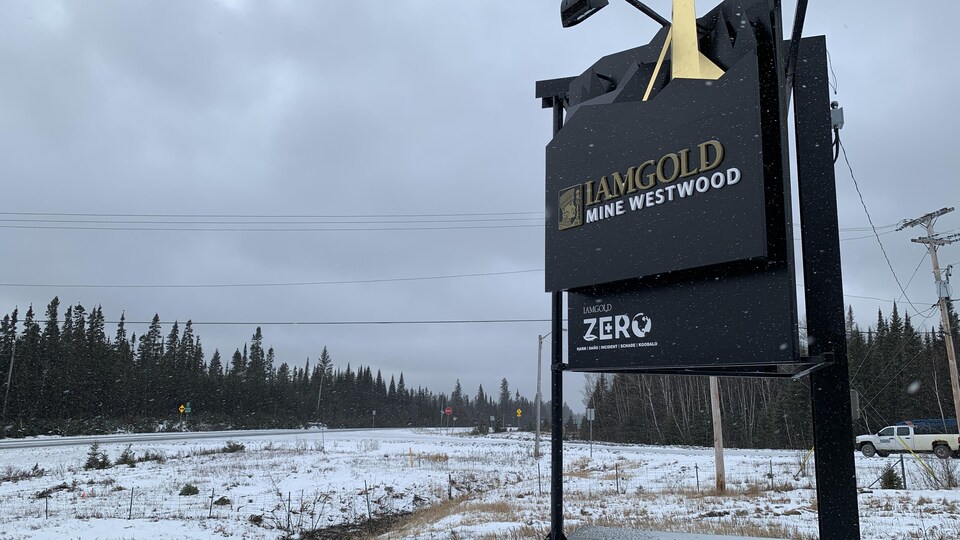 Le panneau de l'entreprise placé près d'une route indique l'emplacement de la mine.