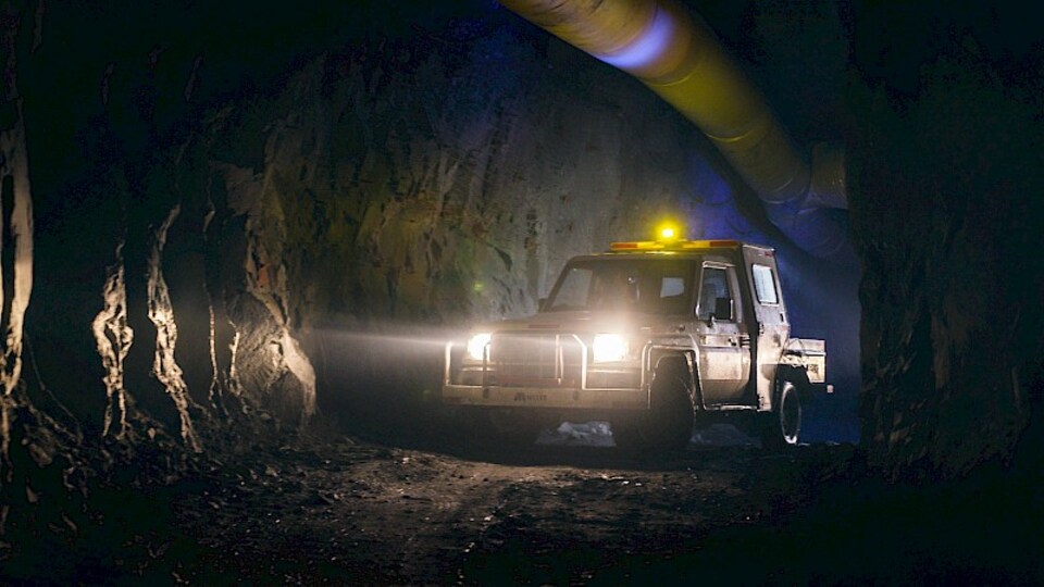 Un camion éclaire une mine souterraine.