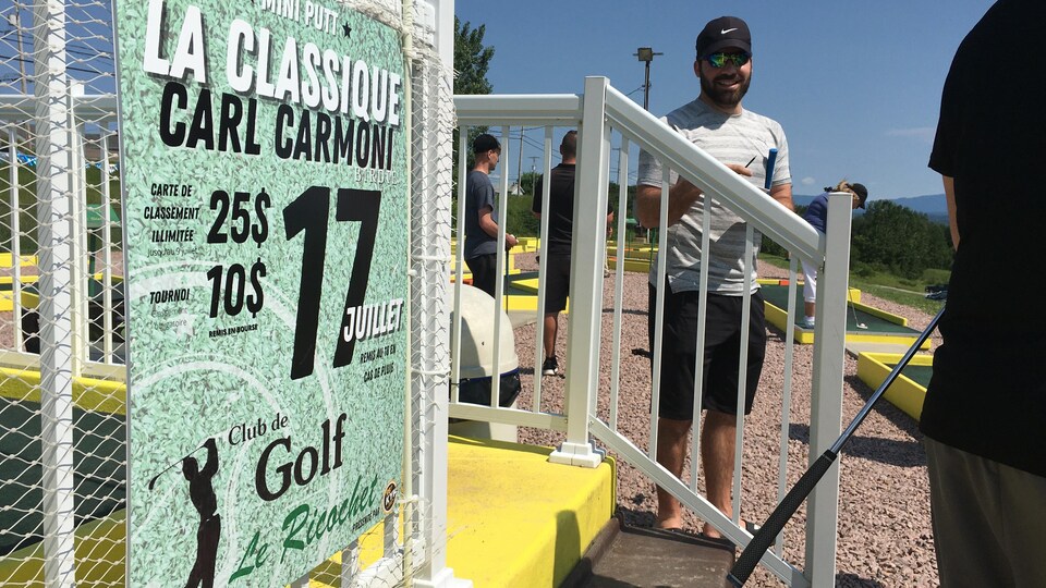 Une affiche devant un mini-putt