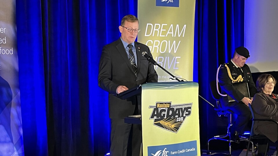Le ministre de l'Agriculture se trouve sur une scène et prononce un discours au Manitoba Ag days, le 17 janvier 2023. 