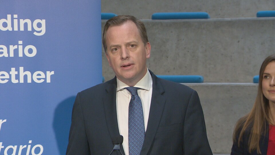 Le ministre en conférence de presse.