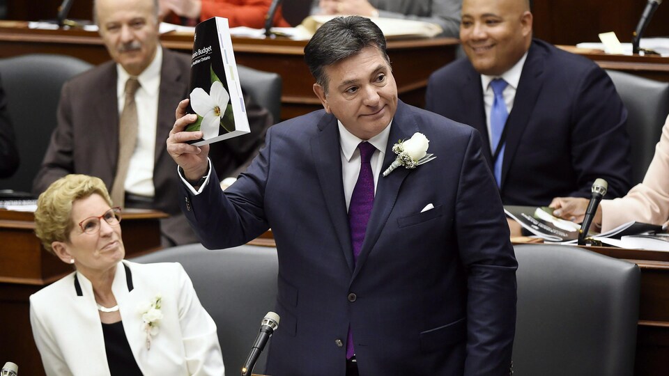 Le ministre ontarien des Finances Charles Sousa lors du dépôt de son dernier budget