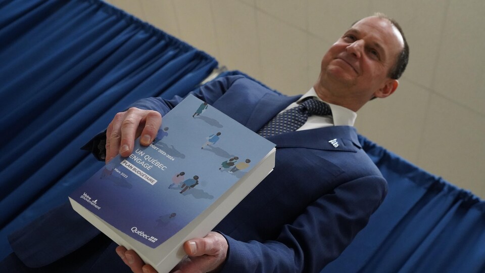 Eric Girard tient le budget du Québec dans ses mains.