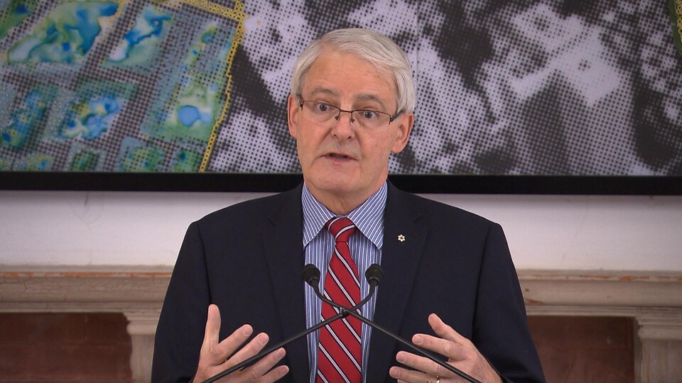 Le ministre fédéral des Transports Marc Garneau répond aux questions des journalistes lors d'une conférence de presse à Montréal, pour le lancement du Défi des villes intelligentes.