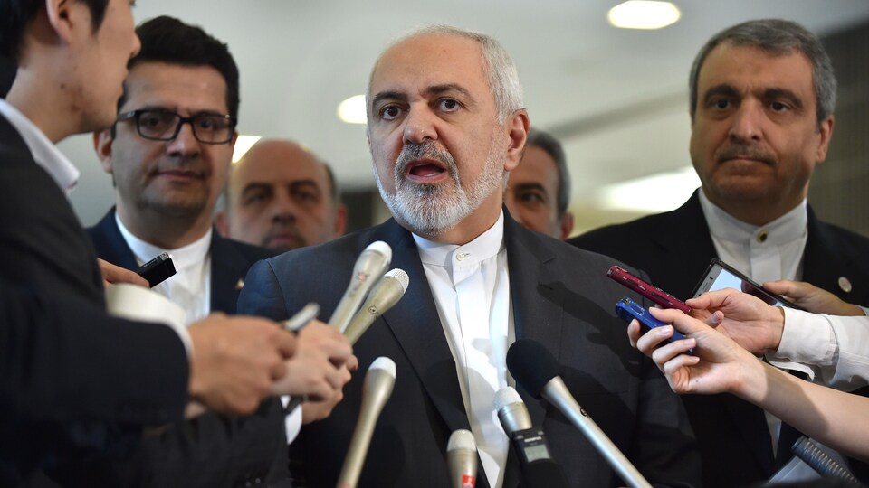 Le ministre iranien des Affaires étrangères, Mohammad Javad Zarif, répond à des questions après une réunion avec le ministre japonais des Affaires étrangères, Taro Kono, le 16 mai 2019.