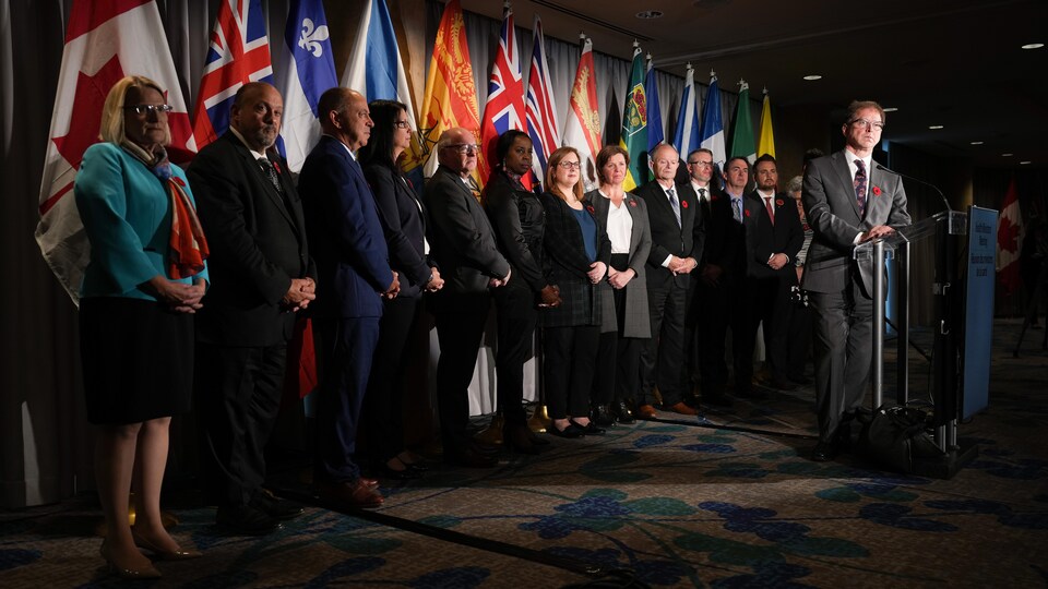 Le ministre de la Santé de la Colombie-Britannique, Adrian Dix, est accompagné de ses collègues des autres provinces et territoires lors d'une conférence de presse à la fin de leur première journée de rencontre à Vancouver le 7 novembre 2022.