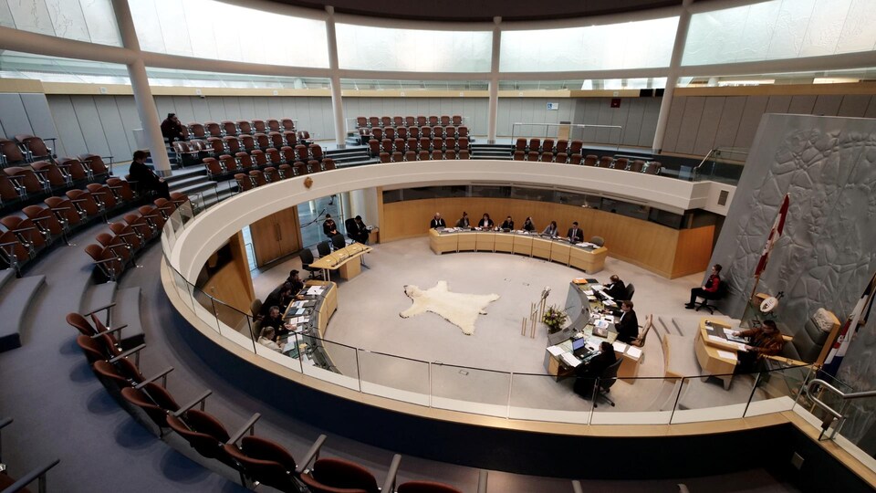 Les ministre à l'autre bout de la chambre de l'Assemblée législative.