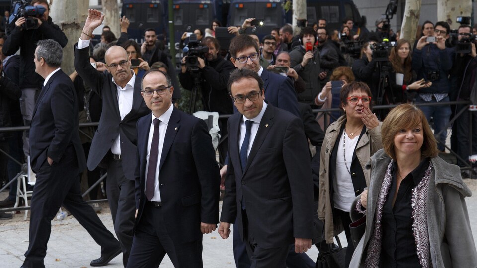 Des membres du gouvernement catalan déchu à leur arrivée à l'Audience nationale, à Madrid
