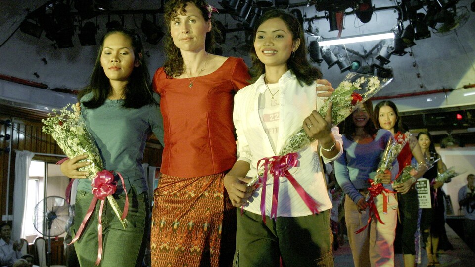 L'actrice Minnie Driver est entourée de deux Cambodgiennes.
