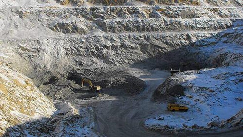 Une carrière de mine enneigée.