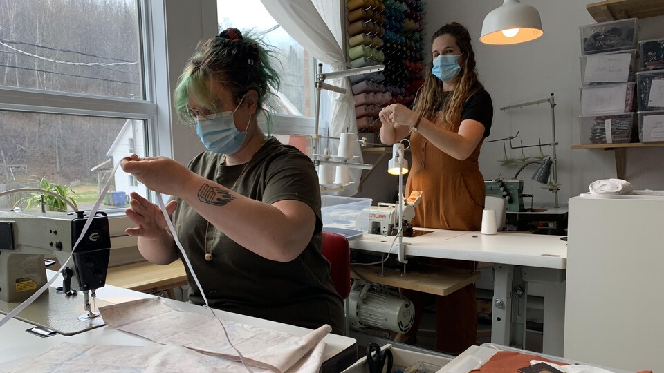 Pascale Boudreault et Julie-Vanessa Tremblay travaillent à leur poste de couture.