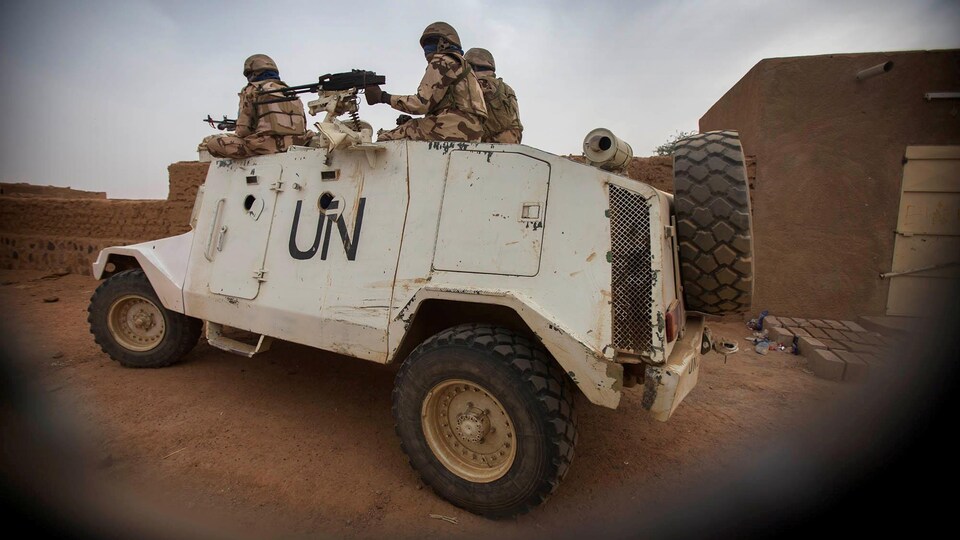 Des membres de la Minusma sur un blindé de couleur blanche lors d'une patrouille à Kidal, au Mali.