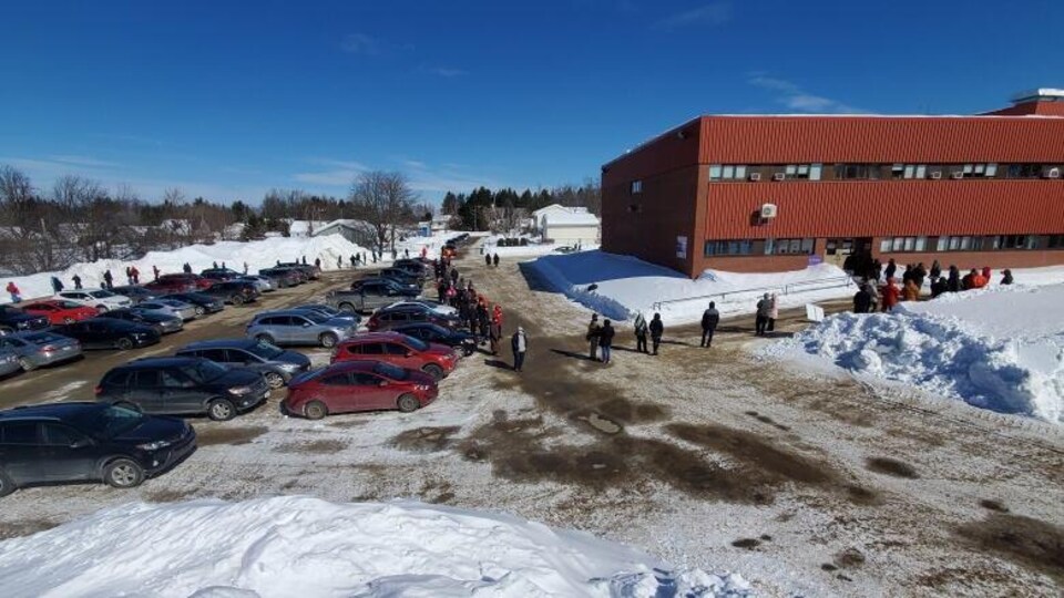 De nombreuses personnes ont fait la file dans le froid, jeudi, afin d'obtenir un test de dépistage de la COVID-19 à Miramichi.