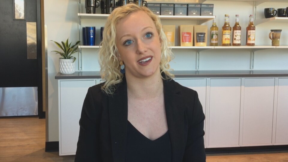 Miranda Rosin assise dans un café.