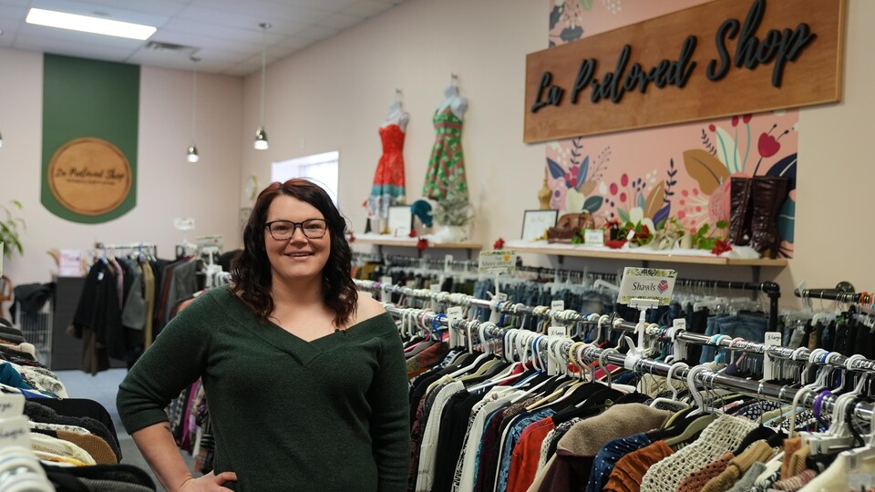 Une femme d'affaires dans son magasin.