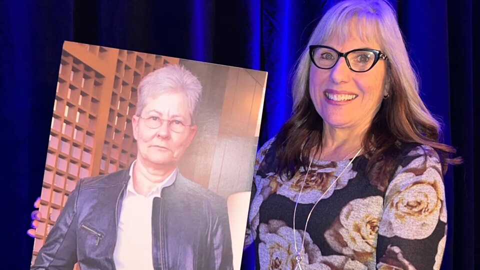 Doris Gietz, la cousine de Miriam Bergen, tient une photo de la défunte philanthrope lors de l'annonce d'un don de 500 millions de dollars à la Winnipeg Foundation, le 29 novembre 2022.