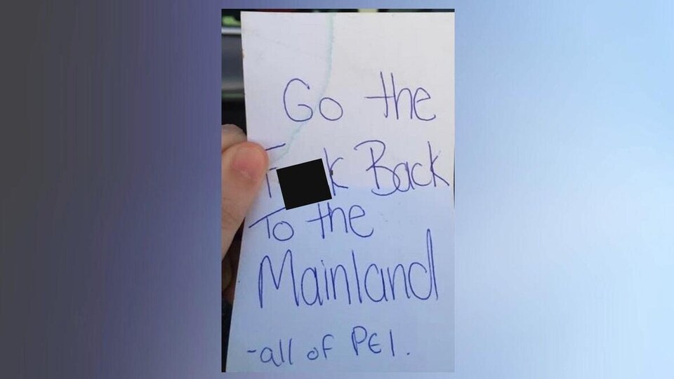 Une note sur laquelle il est écrit : Go the fuck back to the Mainland, signé All of P.E.I.