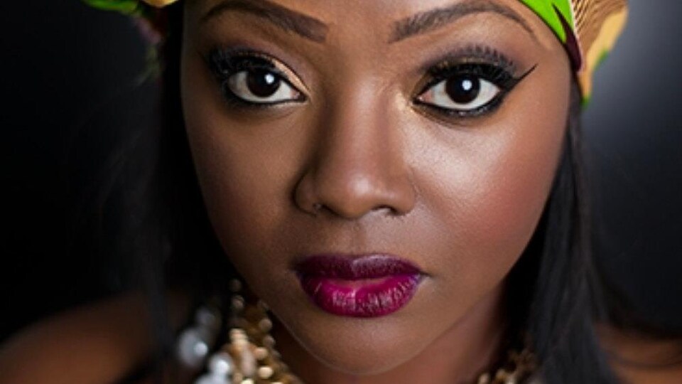 Photo de la chanteuse qui porte un foulard coloré