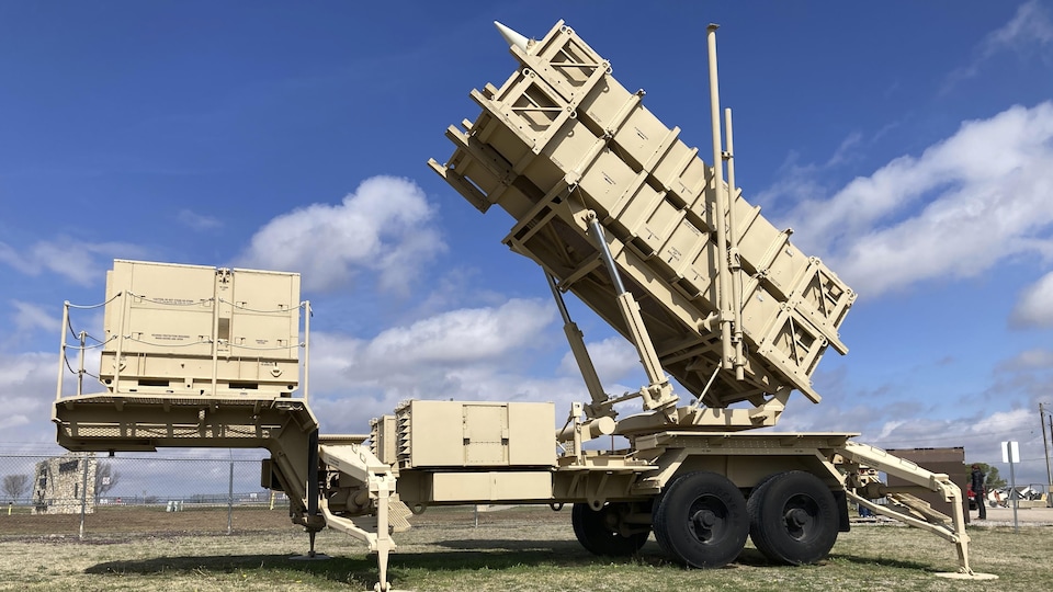 Un missile sur roues pointant vers le ciel.