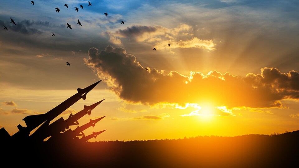 Des missiles nucléaires devant un lever de soleil.