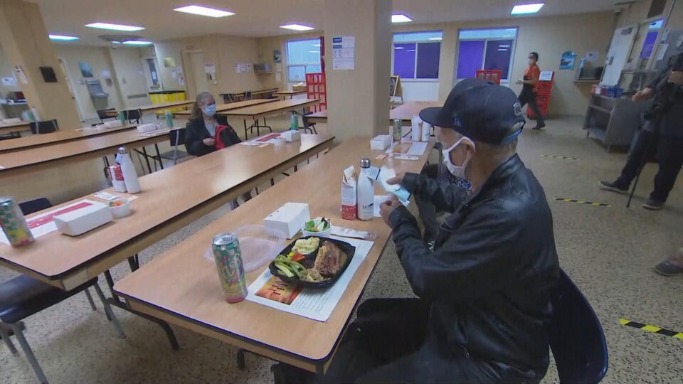 Un homme se prépare à manger un repas traditionnel de l'Action de grâce.