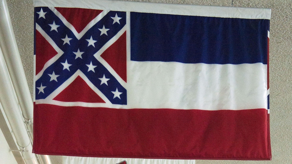 Le drapeau du Mississippi devant celui d'autres États américains, suspendus au plafond du Capitole à Washington.