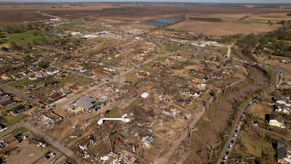Une ville ravagée par une tornade.