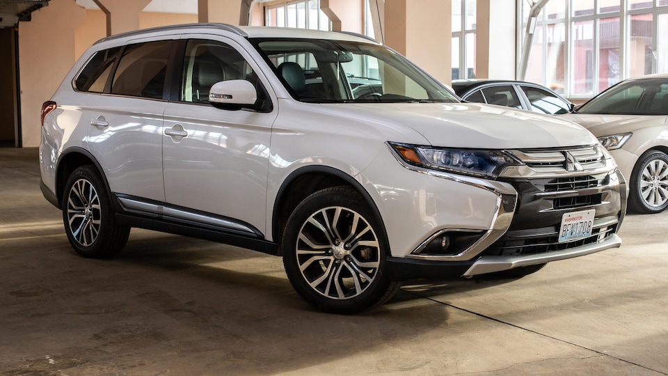 Le maire de Québec roule en Mitsubishi Outlander hybride.