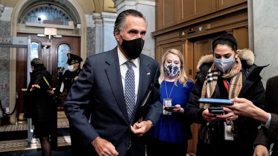 Le politicien arrive au Capitole, à Washington, devant des journalistes.
