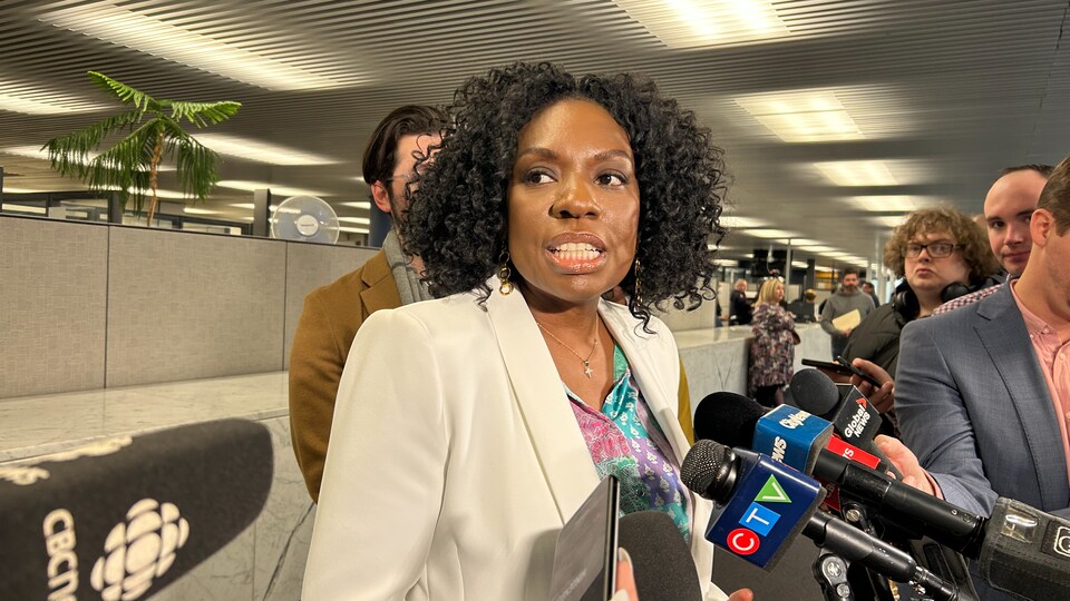 Mitzie Hunter en mêlée de presse.